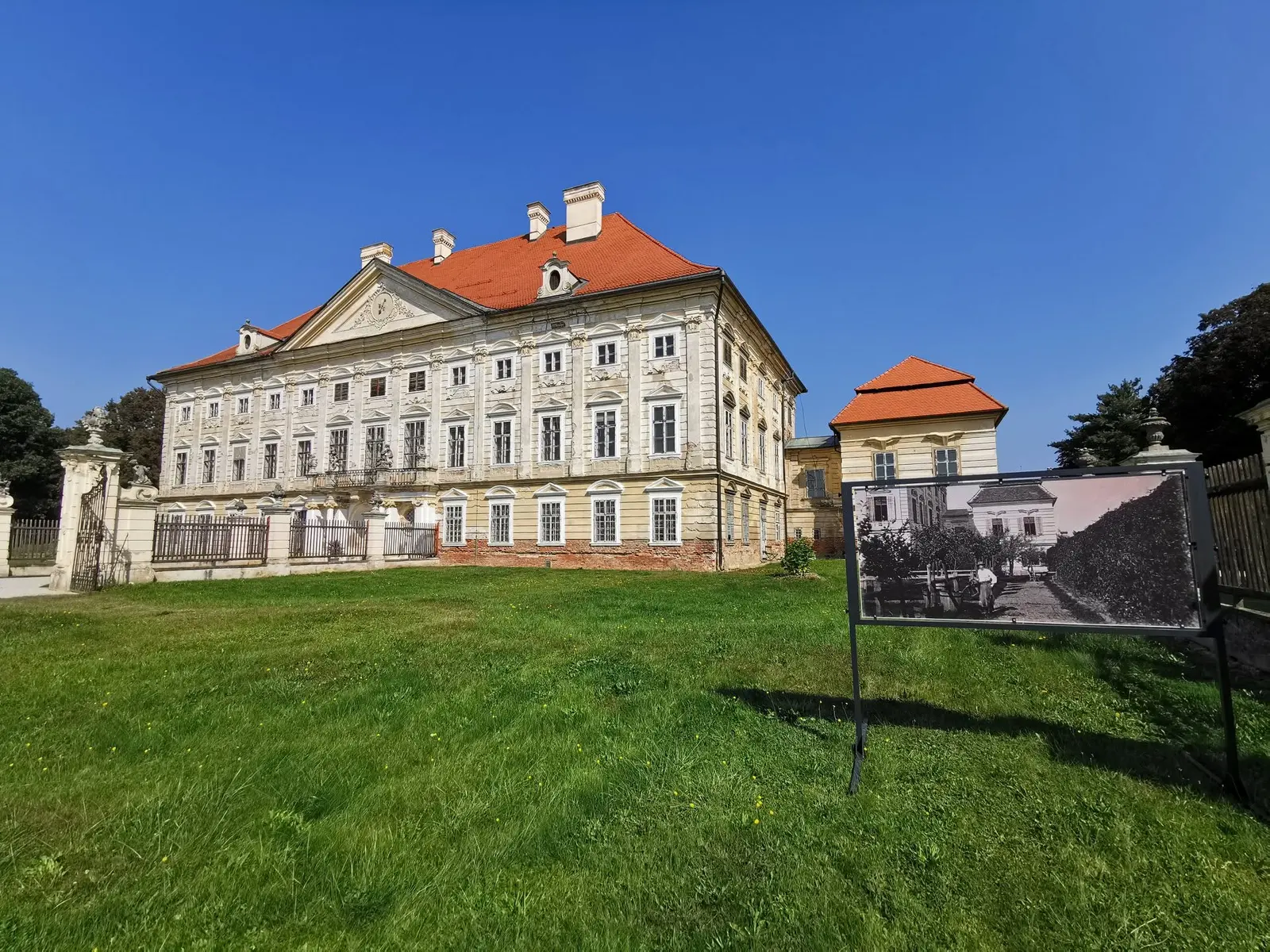 Pogled na Dvorec Dornava